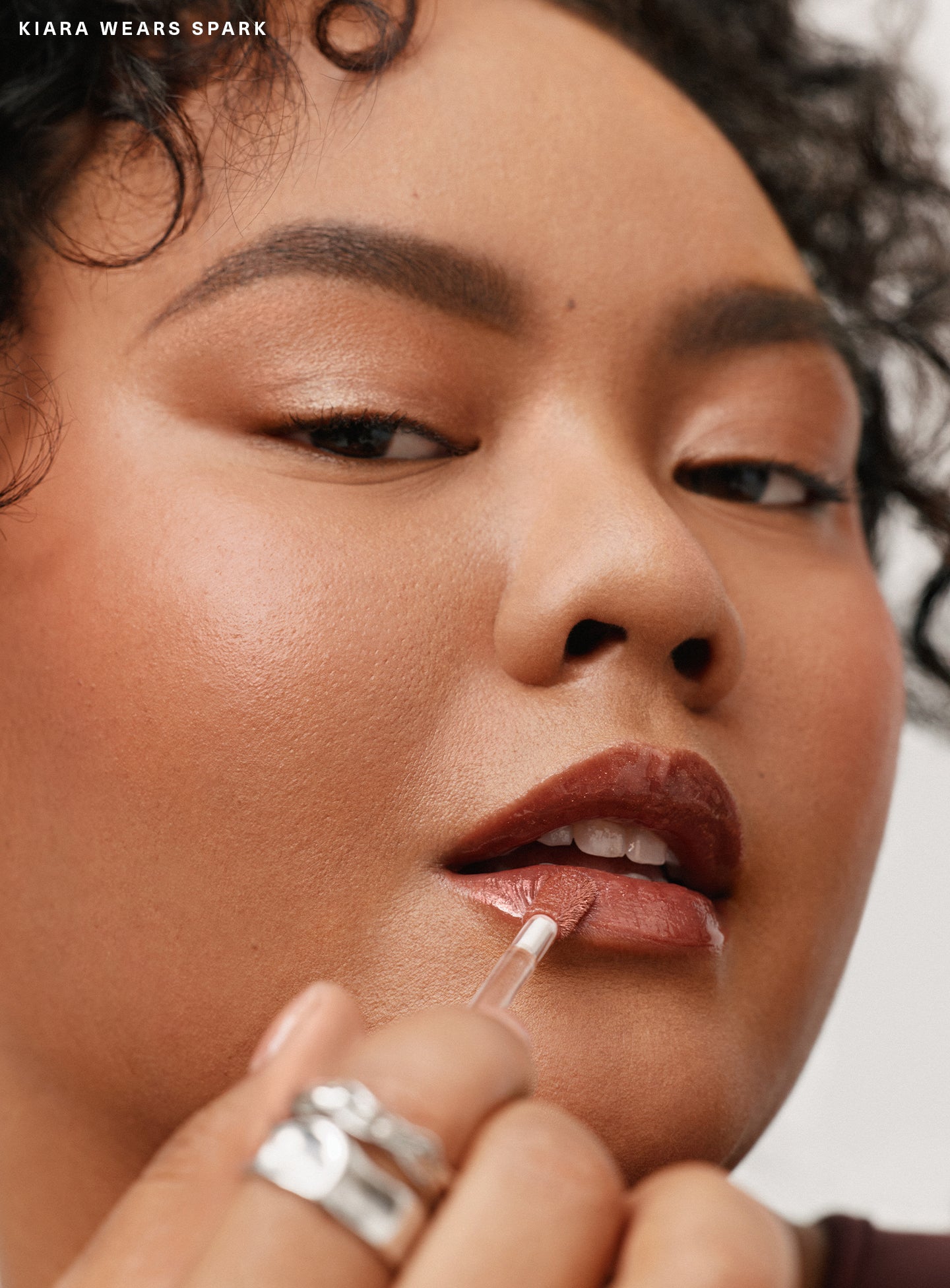 CAMPAIGN-CANDIDS-KIARA-PL-LUMINIZING-LIP-GLOSS-SPARK