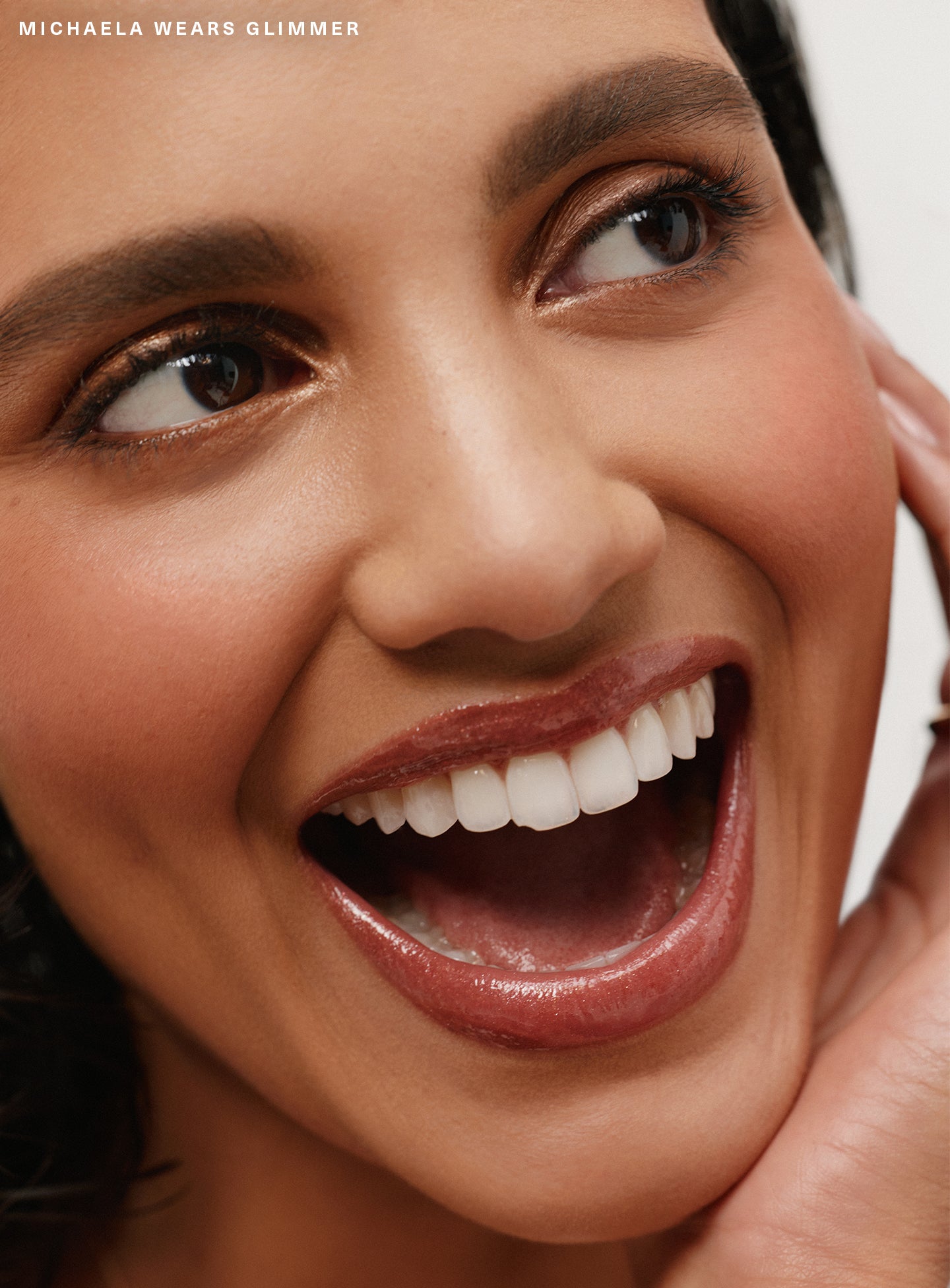 CAMPAIGN-CANDIDS-MICHAELA-PL-LUMINIZING-LIP-GLOSS-GLIMMER-01