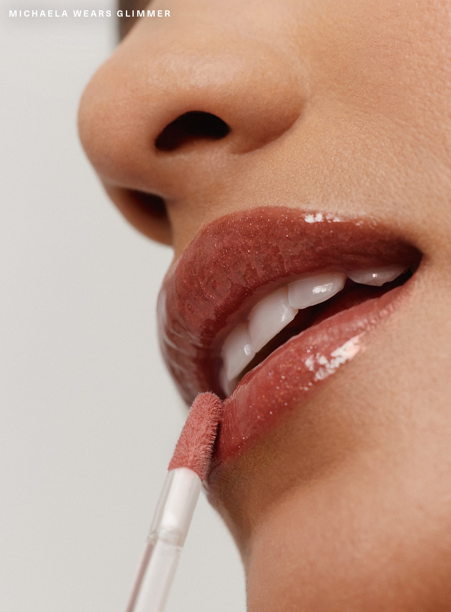 CAMPAIGN-CANDIDS-MICHAELA-PL-LUMINIZING-LIP-GLOSS-GLIMMER-02