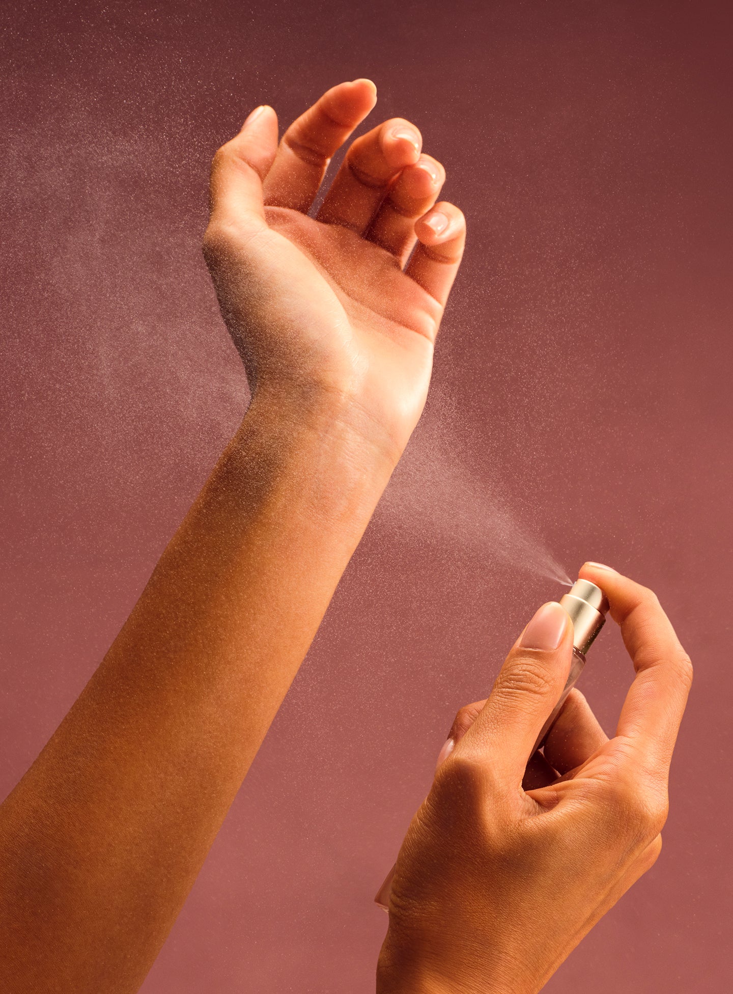 ON-FIGURE-RARE-EAU-DE-PARFUM-10ML-APPLICATION-WRIST-V1-5